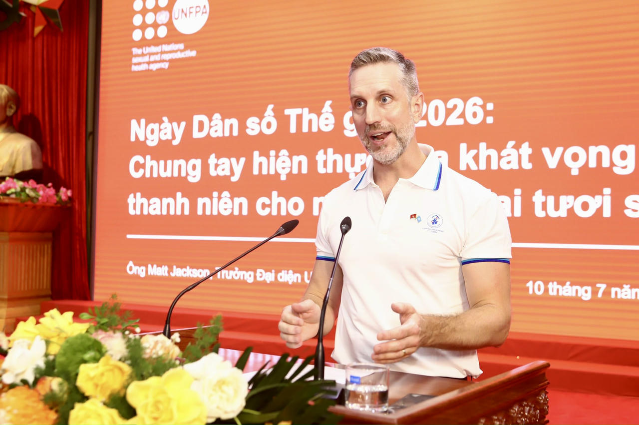 Ông Matt Jackson - Trưởng Đại diện UNFPA tại Việt Nam giới thiệu Khảo sát Tương lai Nhân khẩu học (Demographic Futures Survey) do UNFPA thực hiện tại Lễ mít tinh.