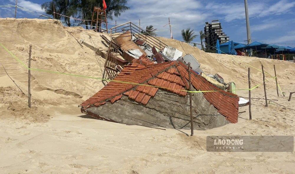 Chòi cứu hộ bên bờ biển bị đổ sập do xâm thực (ảnh chụp tháng 5.2026). Ảnh: Ngọc Hùng