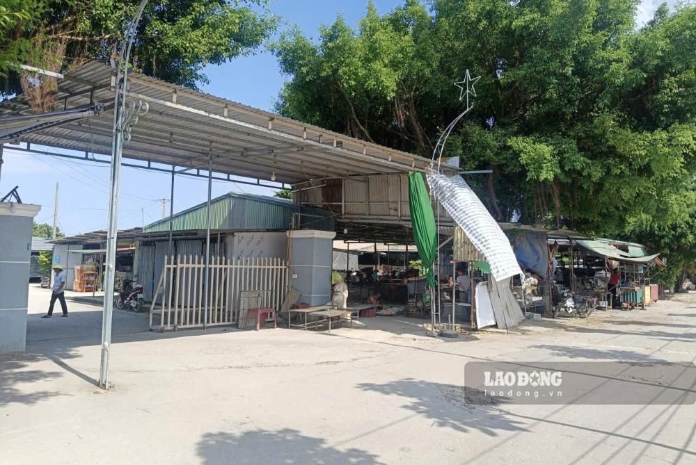 Hoạt động mua bán diễn ra nhộn nhịp tại khu chợ. Ảnh: Quách Du