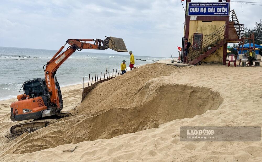 Lực lượng chức năng điều động máy móc khắc phục xâm thực tại bãi tắm Bảo Ninh vào tháng 5.2026 nhưng đến nay tình trạng này vẫn còn diễn biến phức tạp. Ảnh: Ngọc Hùng