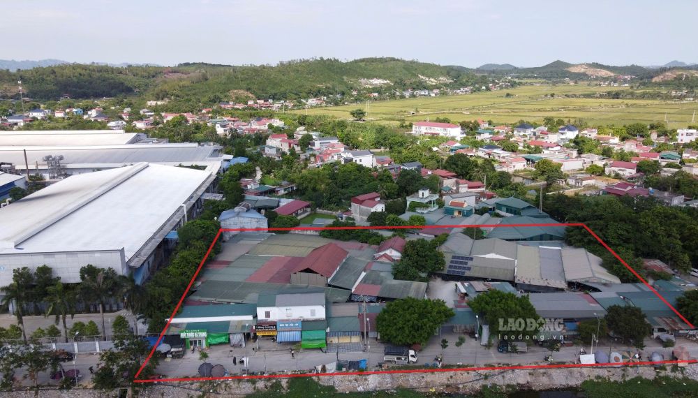 Khu chợ trái phép, hoạt động nhiều năm nhưng chưa được xử lý dứt điểm. Ảnh: Quách Du