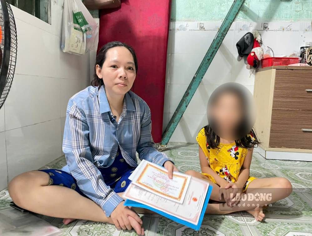 Chị Ngân lo lắng con không được đến trường. Ảnh: Đình Trọng