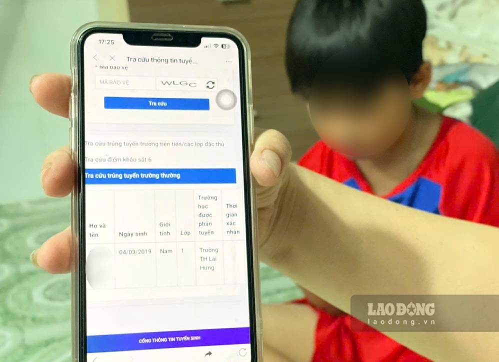 Chị Giàu lo con phải đi học xa. Ảnh: Đình Trọng