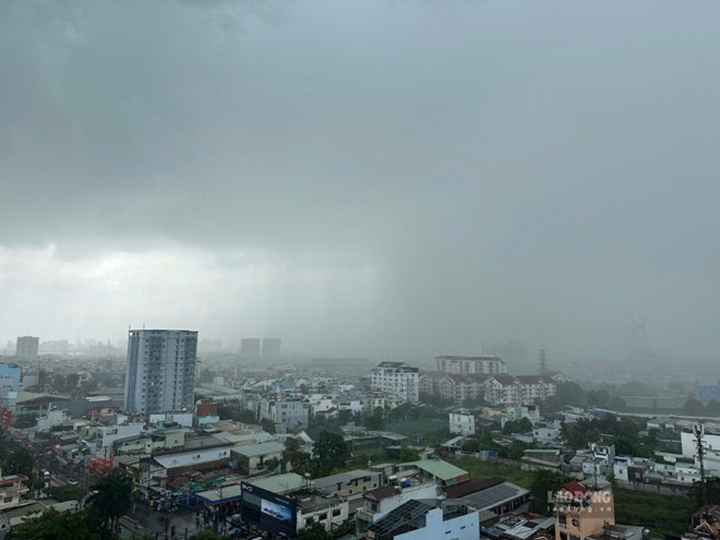 Mây đối lưu phát triển mạnh, nhiều khu vực TPHCM có mưa dông