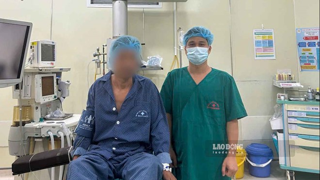 Tự chữa sỏi tiết niệu bằng nước dứa xanh, người đàn ông bị giãn thận