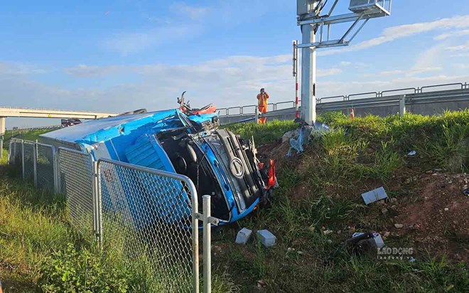 Xe tải lật trên cao tốc Hàm Nghi - Vũng Áng, một người tử vong