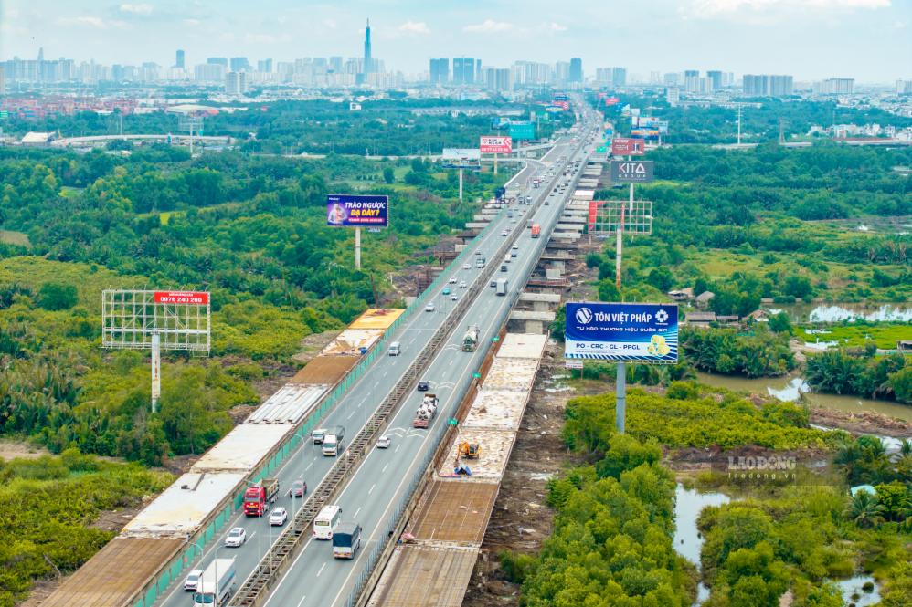 Các phần đường mở rộng hai bên tuyến cao tốc từ nút giao vành đai 2 đến nút giao vành đai 3 đã thành hình sau nhiều tháng thi công
