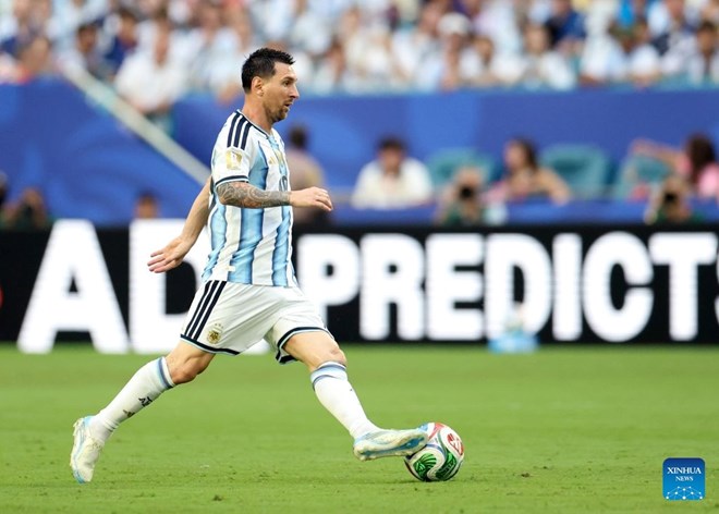 Messi tố cầu thủ Tây Ban Nha che miệng nhưng bất thành