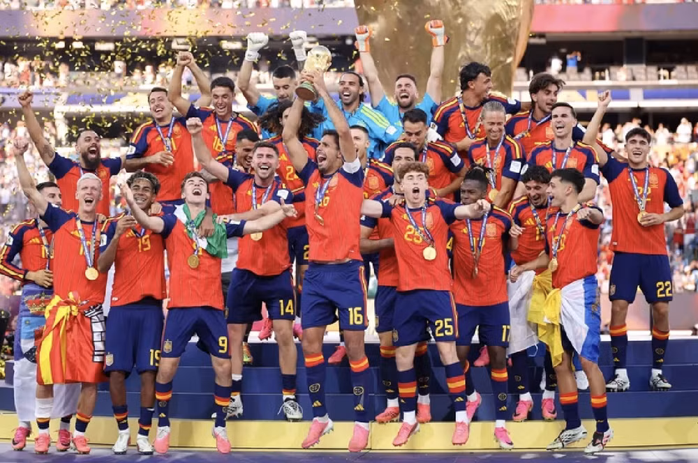 FIFA đăng tải nhiều bức ảnh ăn mừng chức vô địch mà hình ảnh ông Trump bị cắt đi. Ảnh: FIFA anh-man-hinh-2026-07-21-luc-071752.png