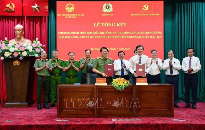 Bộ Công an và Hội đồng Lý luận Trung ương ký kết Chương trình phối hợp giai đoạn 2026-2031. Ảnh: Văn Điệp/TTXVN. 91.jpg