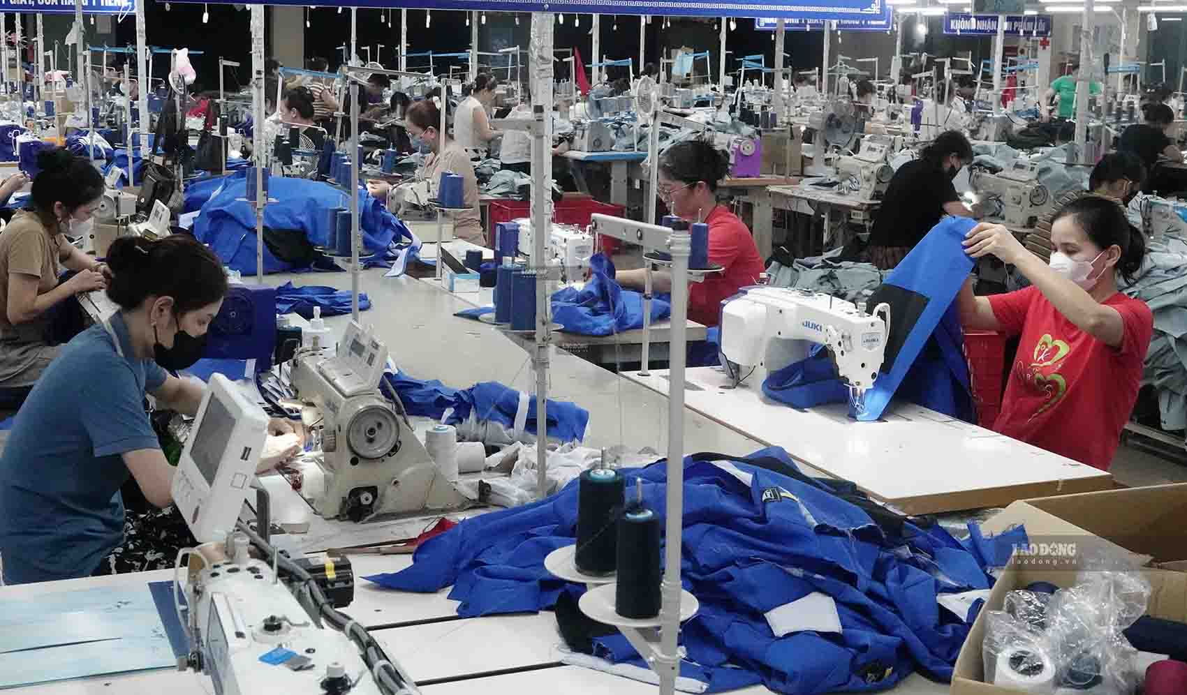 Doanh nghiệp và người lao động đóng góp lớn vào phát triển kinh tế xã hội của tỉnh Hà Tĩnh. Ảnh: Trần Tuấn