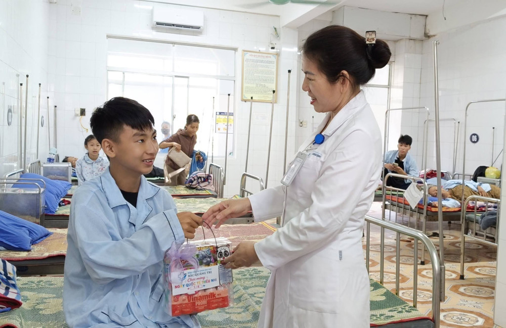 Lãnh đạo Bệnh viện Đa khoa khu vực Bắc Quảng Trị trao quà cho các bệnh nhi đang điều trị nội trú nhân Ngày Quốc tế Thiếu nhi 1/6. anh-6.jpg