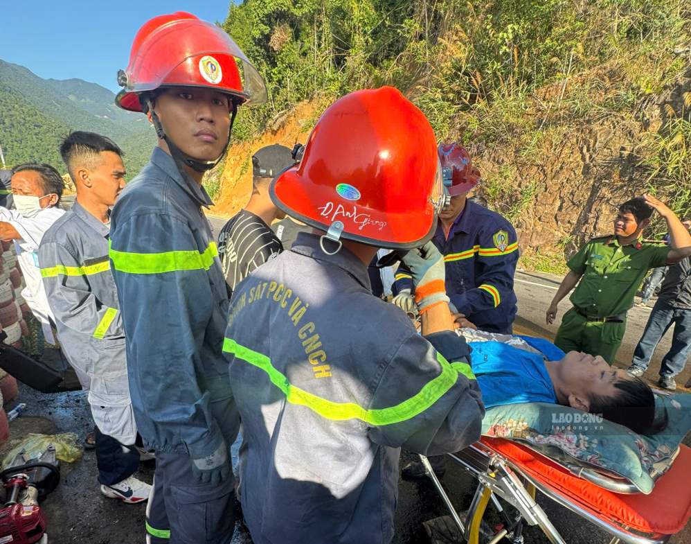Tài xế được lực lượng cứu hộ đưa đến bệnh viện cấp cứu. Ảnh: Hữu Long