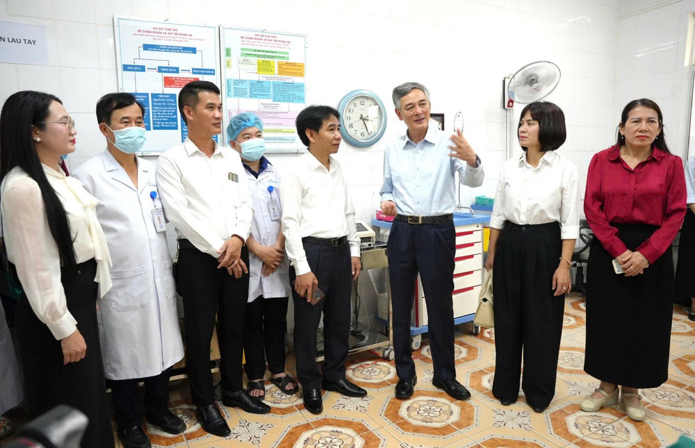 GS.TS Đào Văn Long trao đổi với đội ngũ y, bác sĩ về khai thác hiệu quả thiết bị nội soi hiện đại, góp phần nâng cao chất lượng chẩn đoán và điều trị. anh-3.jpg