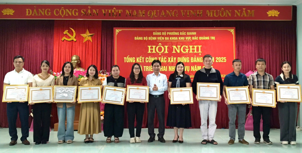 Bên cạnh đẩy mạnh chuyển đổi số và đầu tư kỹ thuật hiện đại, Bệnh viện Đa khoa khu vực Bắc Quảng Trị luôn chú trọng xây dựng đội ngũ cán bộ, đảng viên, viên chức chất lượng cao, đáp ứng yêu cầu phát triển trong giai đoạn mới. anh-7.jpg
