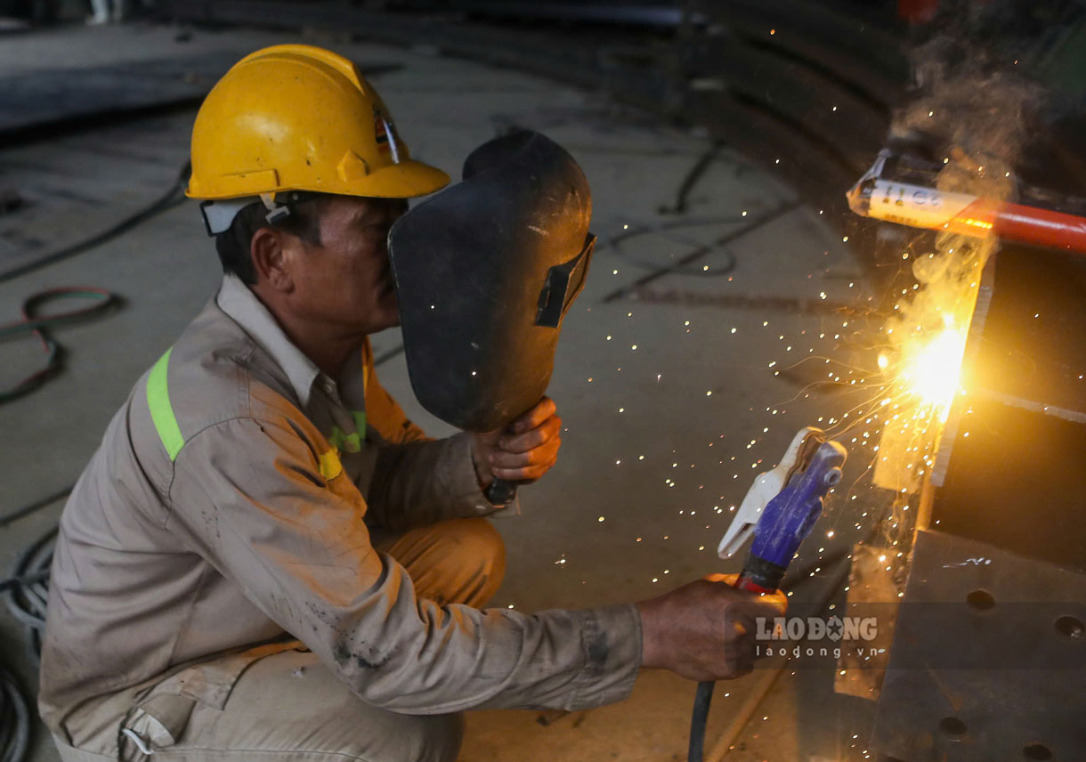 Khu vực hầm chui qua núi trên cao tốc Nội Bài - Lào Cai đang được đẩy nhanh tiến độ.