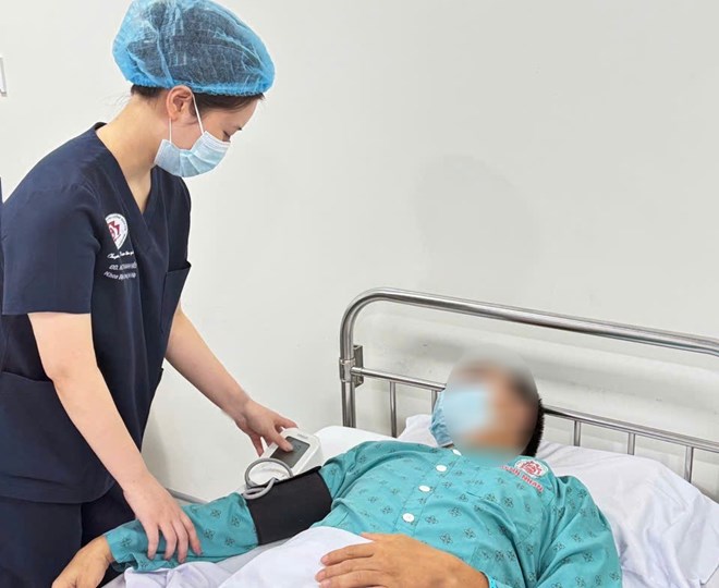 Chủ quan nghĩ bị cúm, người đàn ông mắc sởi biến chứng nặng
