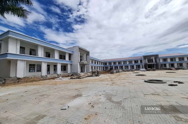 Dãy phòng học 2 tầng ở trường Phổ thông nội trú liên cấp Tiểu học-THCS Hương Khê đã thi công cơ bản hoàn thành. Ảnh: Trần Tuấn
