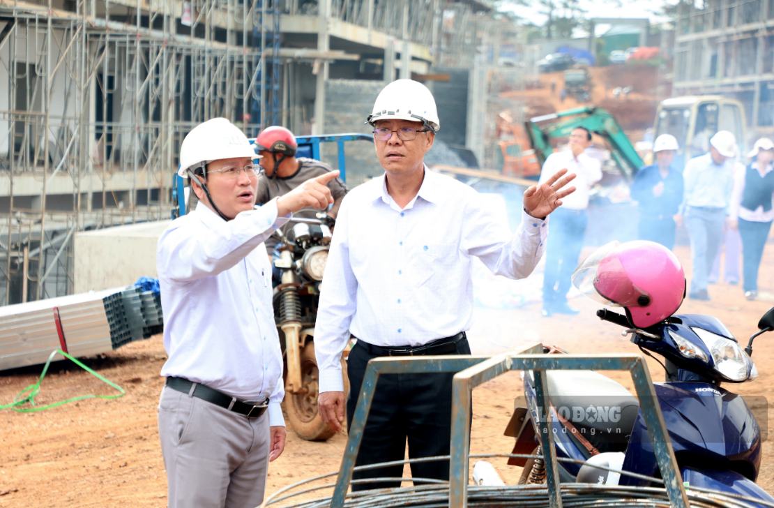 Ông Nguyễn Minh - Phó Chủ tịch UBND tỉnh Lâm Đồng kiểm tra, chỉ đạo công tác thi công hoàn thiện trường nội trú liên cấp xã Quảng Trực. Ảnh: Phúc Khánh