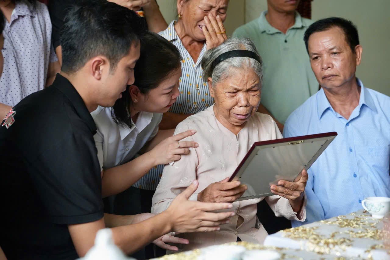 Đại gia đình liệt sĩ Phan Văn Tạ tại Phú Thọ tụ họp đông đủ để đón nhận bức chân dung người thân. Ảnh: Nhóm phục dựng ảnh liệt sĩ Skyline cung cấp