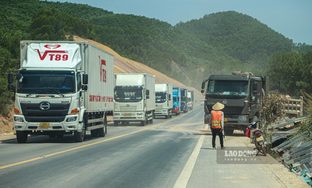Cao tốc Cam Lộ - La Sơn hiện có mật độ phương tiện lớn, đặc biệt là xe vận tải hàng hóa Bắc - Nam.