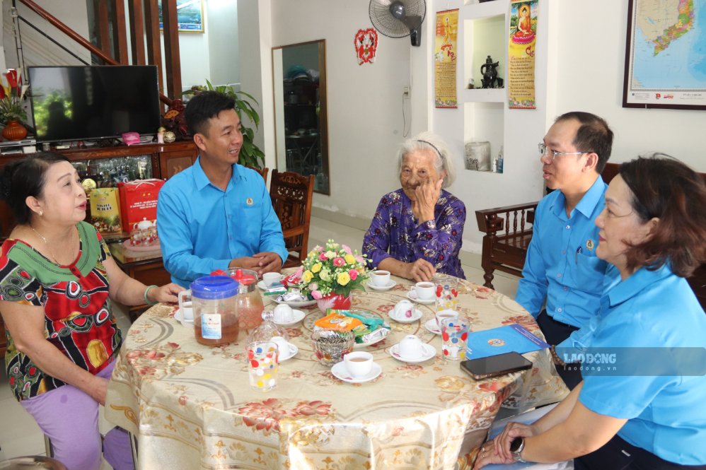 Công đoàn phường Hải Châu thăm và tặng quà 5 Mẹ Việt Nam Anh hùng dịp kỷ niệm Ngày Thương binh - Liệt sĩ 27.7. Ảnh: Nguyễn Linh