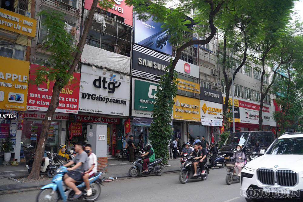 Nhiều khung sắt từng dùng để lắp đặt biển quảng cáo sau khi tháo biển vẫn còn tồn tại trên mặt tiền các tòa nhà. Ảnh: Dương Khánh clo_br_2aoboqm81zercoybonxaijpypzdlf5dqp6oku1w01.jpg