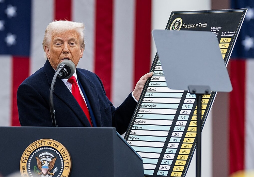 Tổng thống Donald Trump từng công bố thuế quan "đối ứng" hàng chục % đối với các quốc gia trên thế giới ngay sau khi lên nắm quyền vào đầu năm 2025. Ảnh: Nhà Trắng thue-quan-trump.jpg