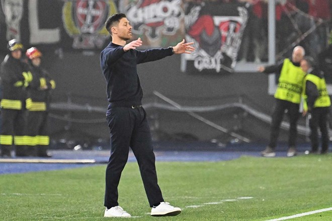 Xabi Alonso muốn bổ sung một trung vệ kinh nghiệm vào đội hình. Ảnh: AFP