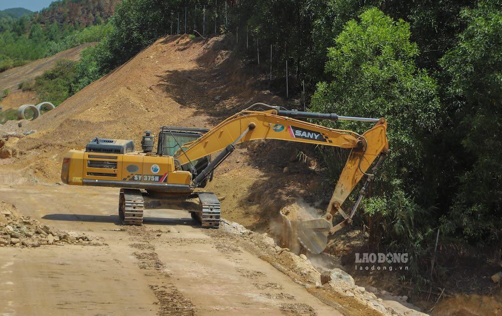 Toàn dự án hiện duy trì 133 mũi thi công, gồm 95 mũi thi công phần đường và 38 mũi thi công cầu.