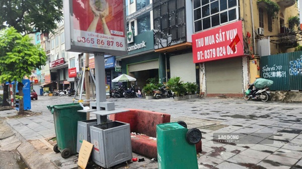 Thùng rác công cộng ở Hà Nội biến thành điểm tập kết rác. Ảnh: Minh Hạnh