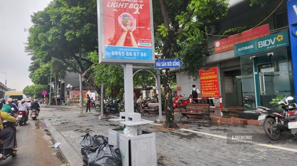Nhiều thùng rác công cộng tại Hà Nội bị biến thành bãi rác. Ảnh: Minh Hạnh