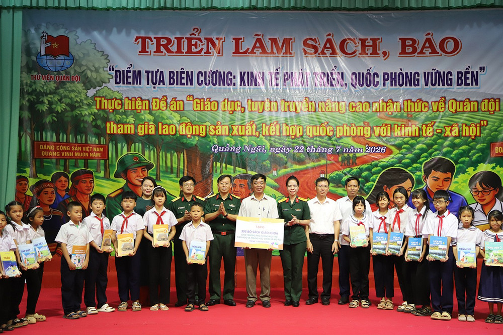 NXBGDVN tặng sách giáo khoa cho Trường Phổ thông liên cấp nội trú Tiểu học và THCS xã Mô Rai. 1-8543.jpg
