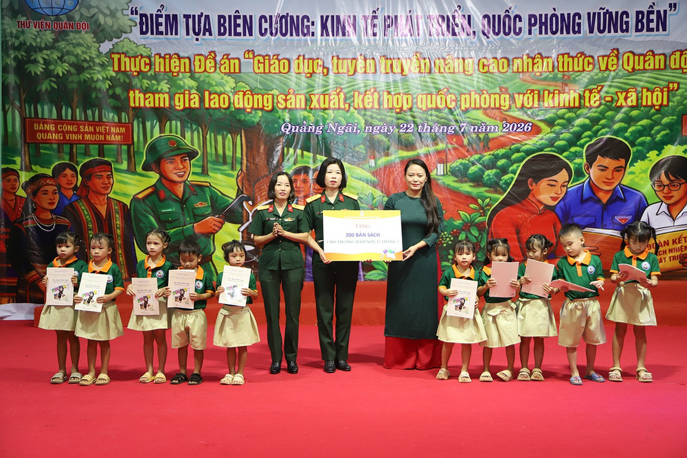 Đại diện NXBGDVN tặng sách cho Trường Mầm non 25 tháng 3. 2.jpg