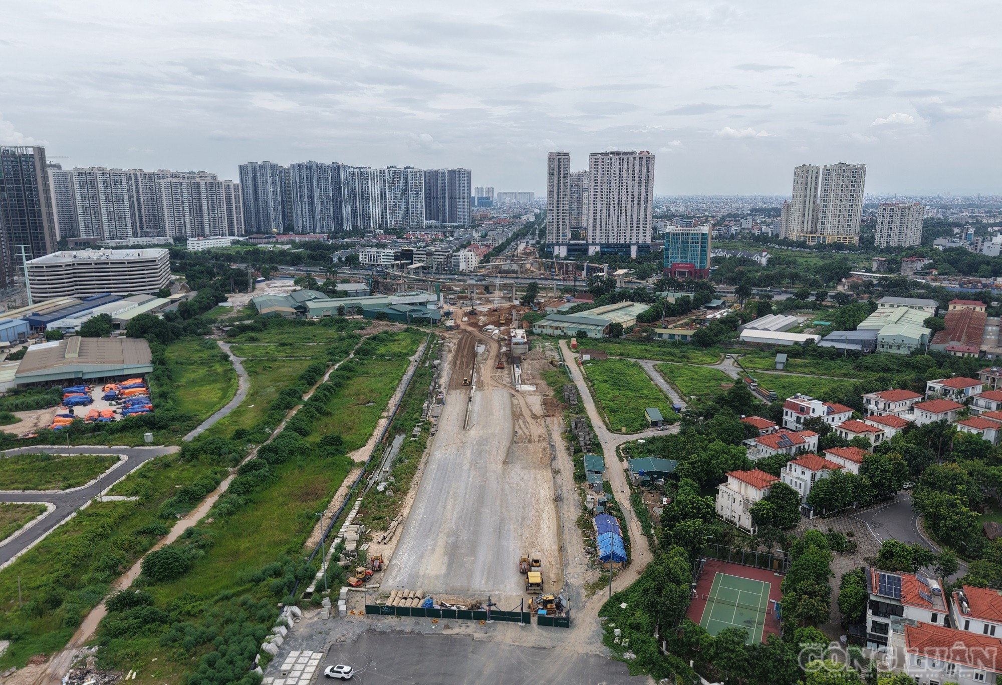 Toàn tuyến Vành đai 3,5 được chia thành 9 đoạn thành phần với tiến độ đầu tư khác nhau. Hiện khoảng 15km đã hoàn thành và đưa vào khai thác nhưng tuyến đường vẫn chưa thể vận hành đồng bộ do nhiều hạng mục kết nối quan trọng vẫn đang được triển khai trong đó có nút giao Đại lộ Thăng Long. clo_br_dji-20260720123727-0316-d.jpg