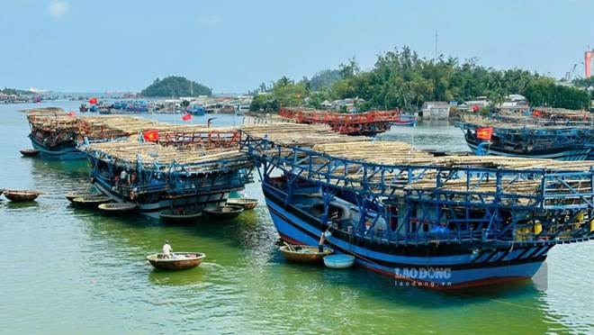 Tàu cá bị phá nước giữa biển, 36 ngư dân Quảng Ngãi gặp nạn, 3 người mất tích