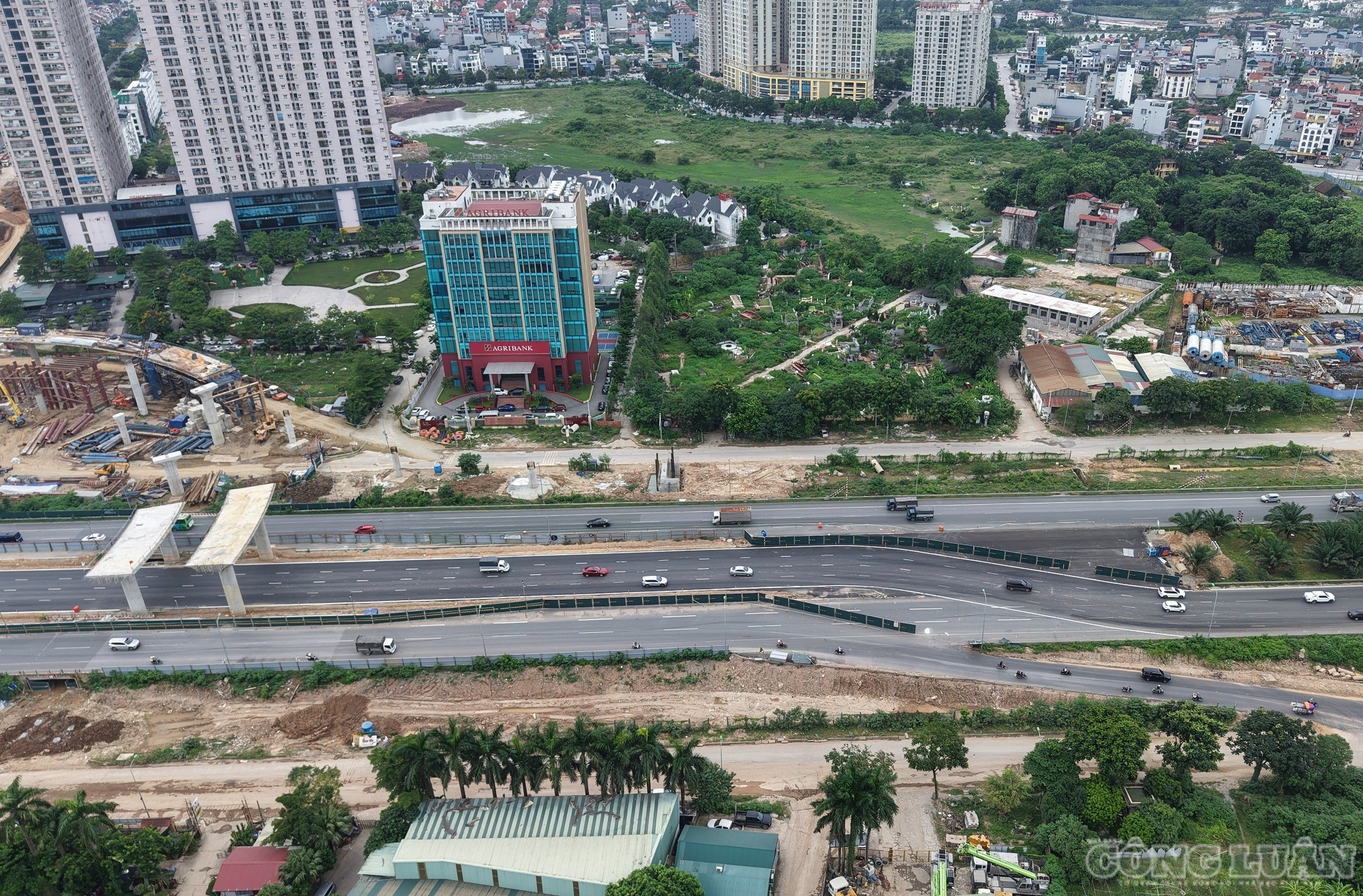 Ghi nhận thực tế của PV, hiện nhiều trụ cầu, cầu nhánh tuabin, đường dẫn vòng xuyến đã được hoàn thành, hạng mục hầm chui trực thông từ đường Hoàng Tùng đang được thi công khẩn trương. clo_br_dji-20260720123900-0329-d.jpg