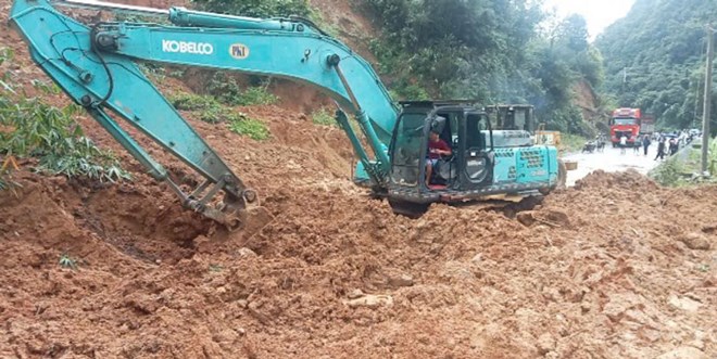 Mưa lớn gây sạt lở Quốc lộ 32 qua Lào Cai, giao thông tê liệt trong đêm