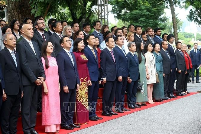 Bộ trưởng Bộ Ngoại giao Lê Hoài Trung cùng các đại biểu tại Lễ Thượng cờ ASEAN. Ảnh: TTXVN. 14.jpg