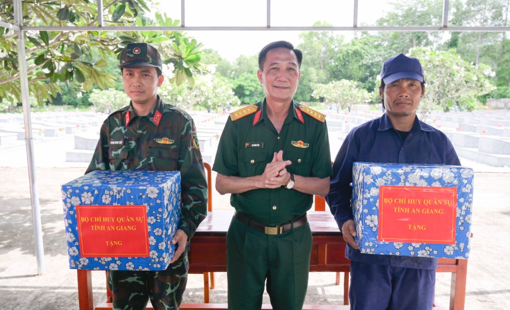 Đại tá Cao Minh Tâm ghi nhận, biểu dương tinh thần trách nhiệm, sự tận tụy của đội lấy mẫu và các lực lượng phối hợp. Ảnh: Phương Vũ/ Bộ CHQS An Giang