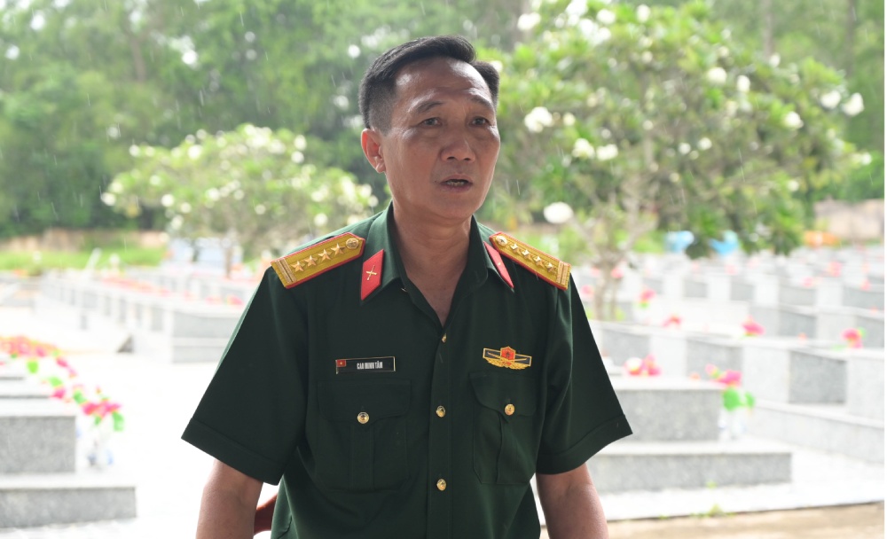Đại tá Cao Minh Tâm, Phó Chính ủy Bộ CHQS tỉnh An Giang thăm hỏi, động viên các lực lượng làm nhiệm vụ. Ảnh: Phương Vũ/ Bộ CHQS An Giang