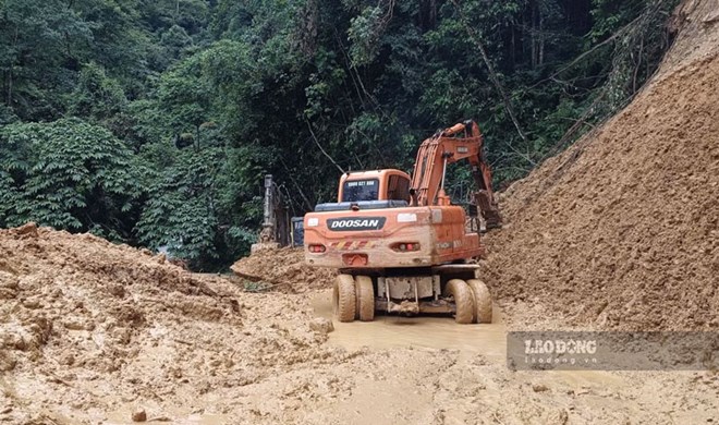 Máy xúc bám núi mở đường vào vùng cao Lào Cai sau hai tuần bị cô lập