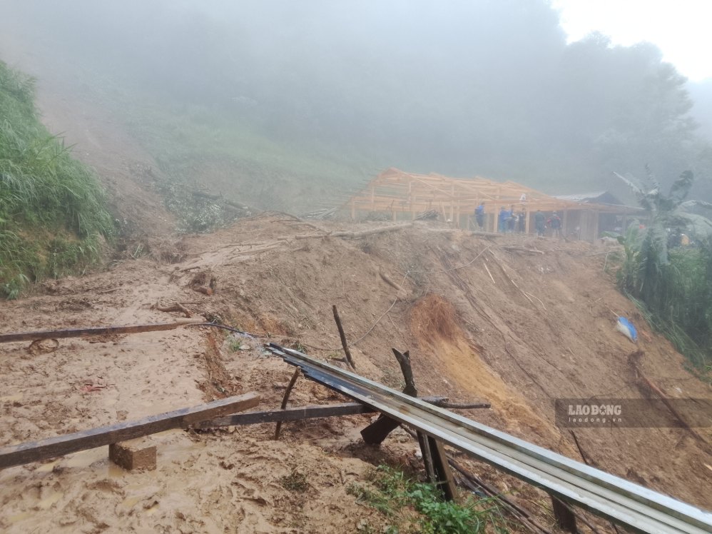 Tuyến đường độc đạo dài khoảng 35km nối từ xã Mù Cang Chải vào trung tâm xã Chế Tạo bị sạt lở.
