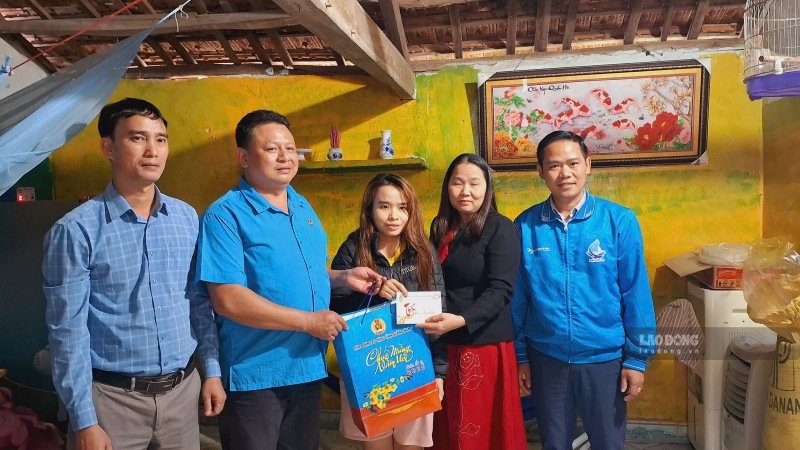 Đại diện Công đoàn Đà Nẵng thăm, tặng quà công nhân đang tá túc trong những căn trọ chật hẹp ở KCN Tam Thăng, Đà Nẵng. Ảnh: Hoàng Bin
