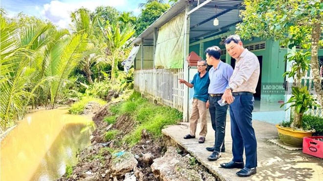 Người dân xã Vĩnh Xuân hàng đêm thấp thỏm vì sống cạnh điểm sạt lở