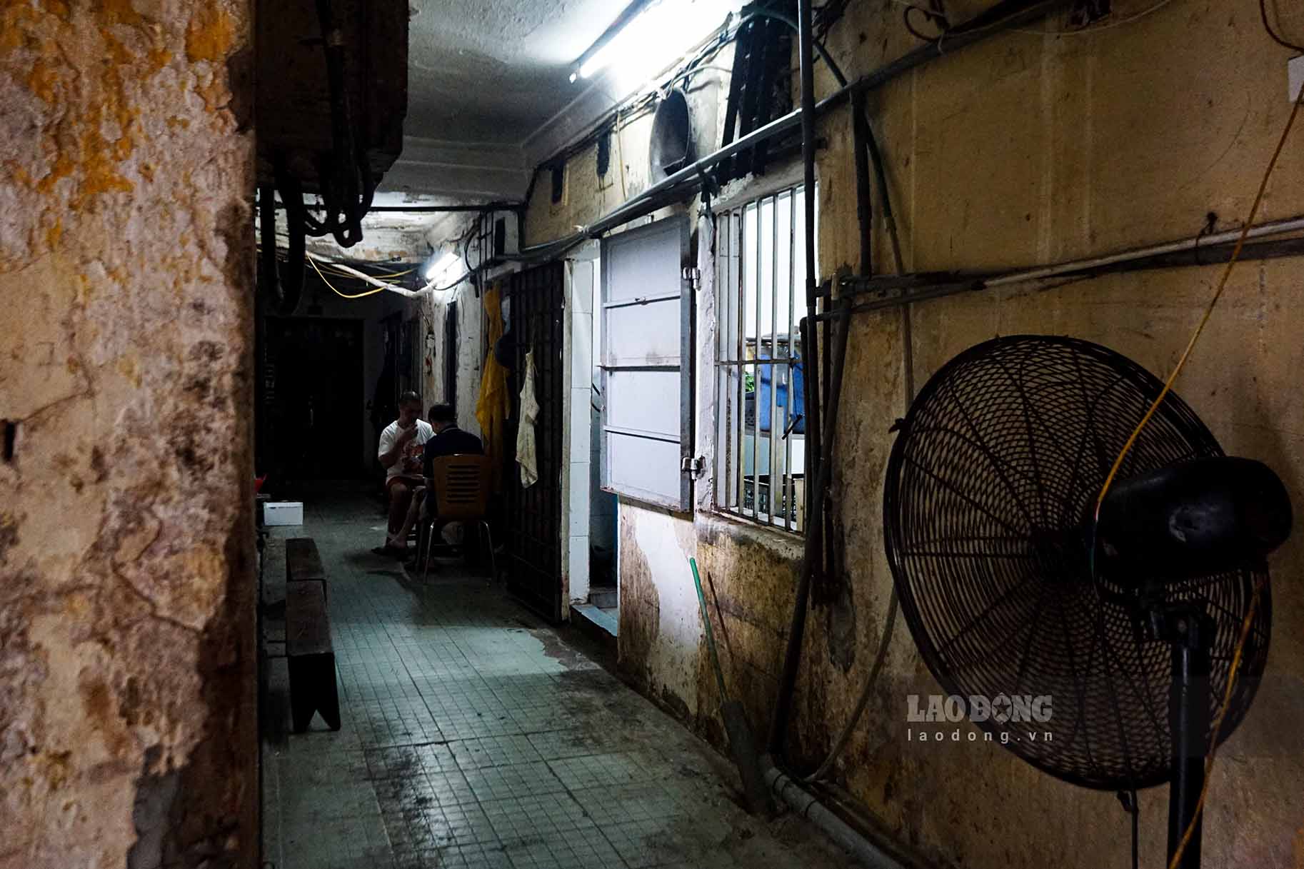 Cách đó không xa, khu tập thể Giảng Võ (phường Giảng Võ) cũng mang dáng vẻ cũ kỹ sau nhiều năm sử dụng. Nhiều cư dân cho biết việc sinh hoạt hằng ngày gặp không ít bất tiện khi nhiều hạng mục của công trình đã hư hỏng. Dù mong muốn chuyển đến nơi ở khang trang hơn, phần lớn các hộ vẫn phải tiếp tục bám trụ vì điều kiện kinh tế còn hạn chế.