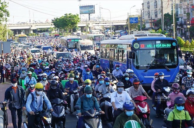 Không có làn ưu tiên, xe buýt khó đúng giờ như kỳ vọng