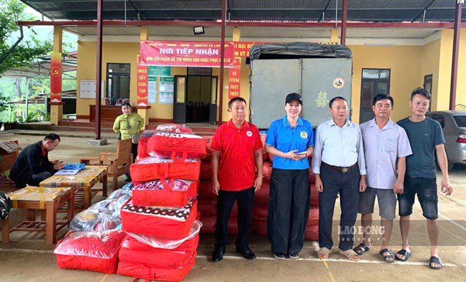 Công đoàn Nghĩa Lộ tiếp sức người dân Lao Chải vượt khó sau mưa lũ