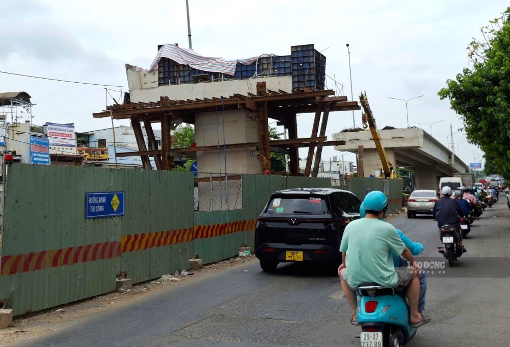 Cầu vượt Ngã Tư Đình đang bước vào giai đoạn lao lắp dầm, thi công bản mặt cầu.  Ảnh: Minh Quân