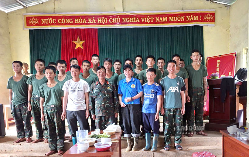 Công đoàn phường Nghĩa Lộ thăm hỏi lực lượng vũ trang hỗ trợ người dân vùng lũ. Ảnh: Vương Anh